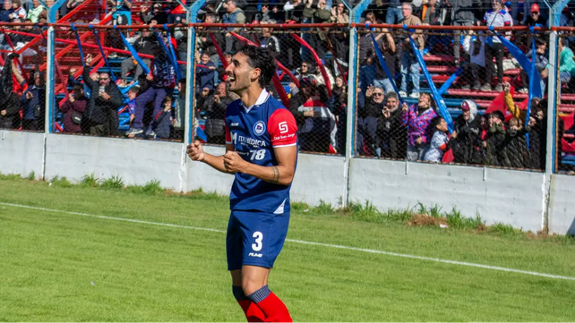 Primera C. Luca Pasinato fue una de las figuras en el clásico en el que Córdoba derrotó a Argentino. &nbsp; 