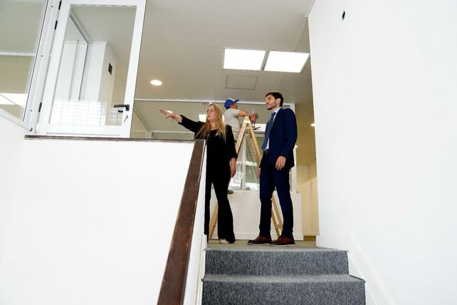 Daniela León junto a Maximiliano Pullaro recorriendo las obras del nuevo Polo de Niñez en Rosario.