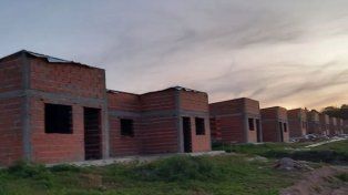A través de las redes sociales vecinos del barrio Altos del Paraná, ubicado en calle López Jordán entre Jozami y Los Robles, pidieron explicaciones por la falta de entrega de las viviendas que esperan hace 15 años.&nbsp;