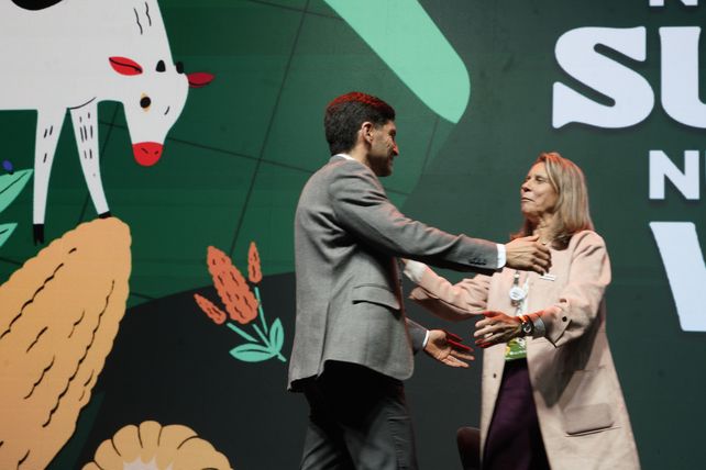 Carolina Meiller y el gobernador Maximiliano Pullaro se saludan durante la apertura del congreso.