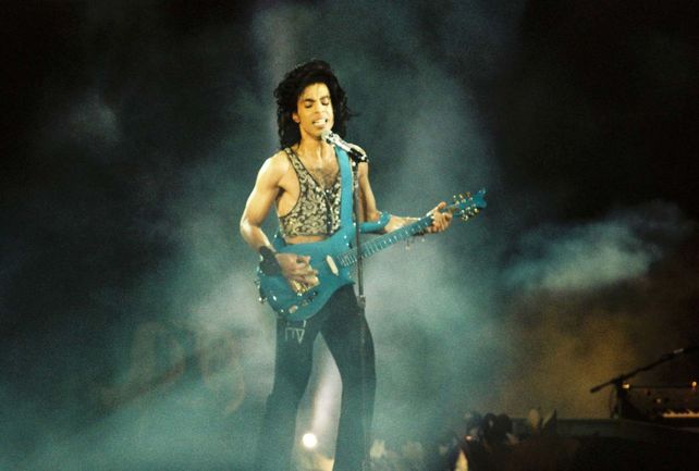 Es una guitarra Cloud verde azulado que el músico tocó a fines de la década de 1980 y comienzos de 1990.&nbsp;