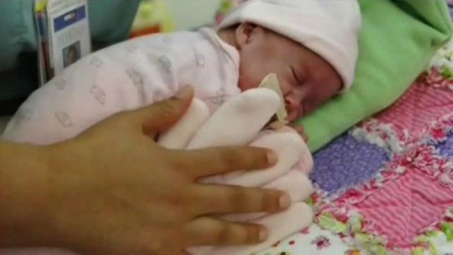 Una mamá dejó un guante sobre su bebé prematuro y pasó algo impactante