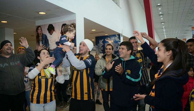 Los hinchas canallas copan el aeropuerto de Fisherton para despedir al equipo de Central  rumbo a Medellín