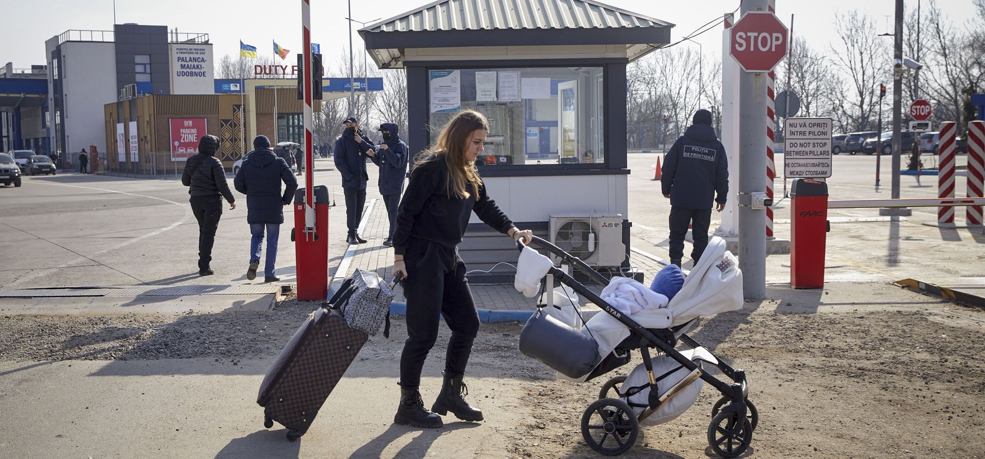 Una mujer que huyó del conflicto desde la vecina Ucrania empuja un cochecito de bebé después de cruzar la frontera entre Ucrania y Moldavia, en Palanca, Moldavia. Moldavia, un país no perteneciente a la OTAN que comparte una larga frontera con Ucrania, ha implementado una serie de medidas para hacer frente a una fuerte afluencia de refugiados de Ucrania, ya que muchos huyen de los ataques de Rusia.