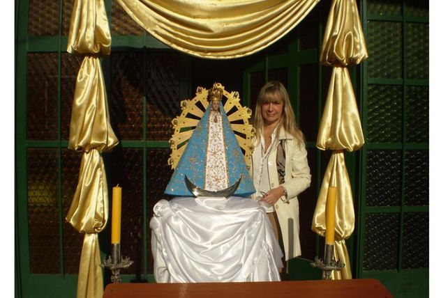 En el barrio Rocamora. Con la imagen de la Virgen de Luján.