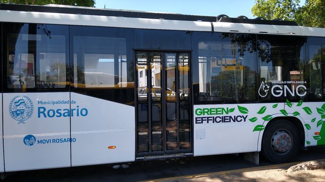 Un colectivo a GNC circula, a modo de prueba, en las calles de Rosario