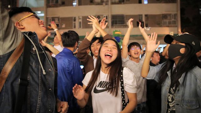 Abrumadora victoria electoral de los demócratas de Hong Kong