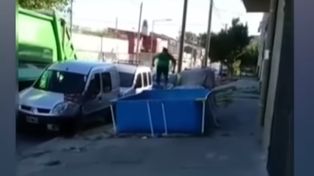 Al agua. El recolector vio la pileta y no dudó en tirarse. (Imagen de video)