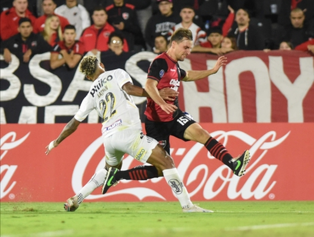 Newells le ganó 1 a 0 a Santos y es más puntero que nunca en su grupo
