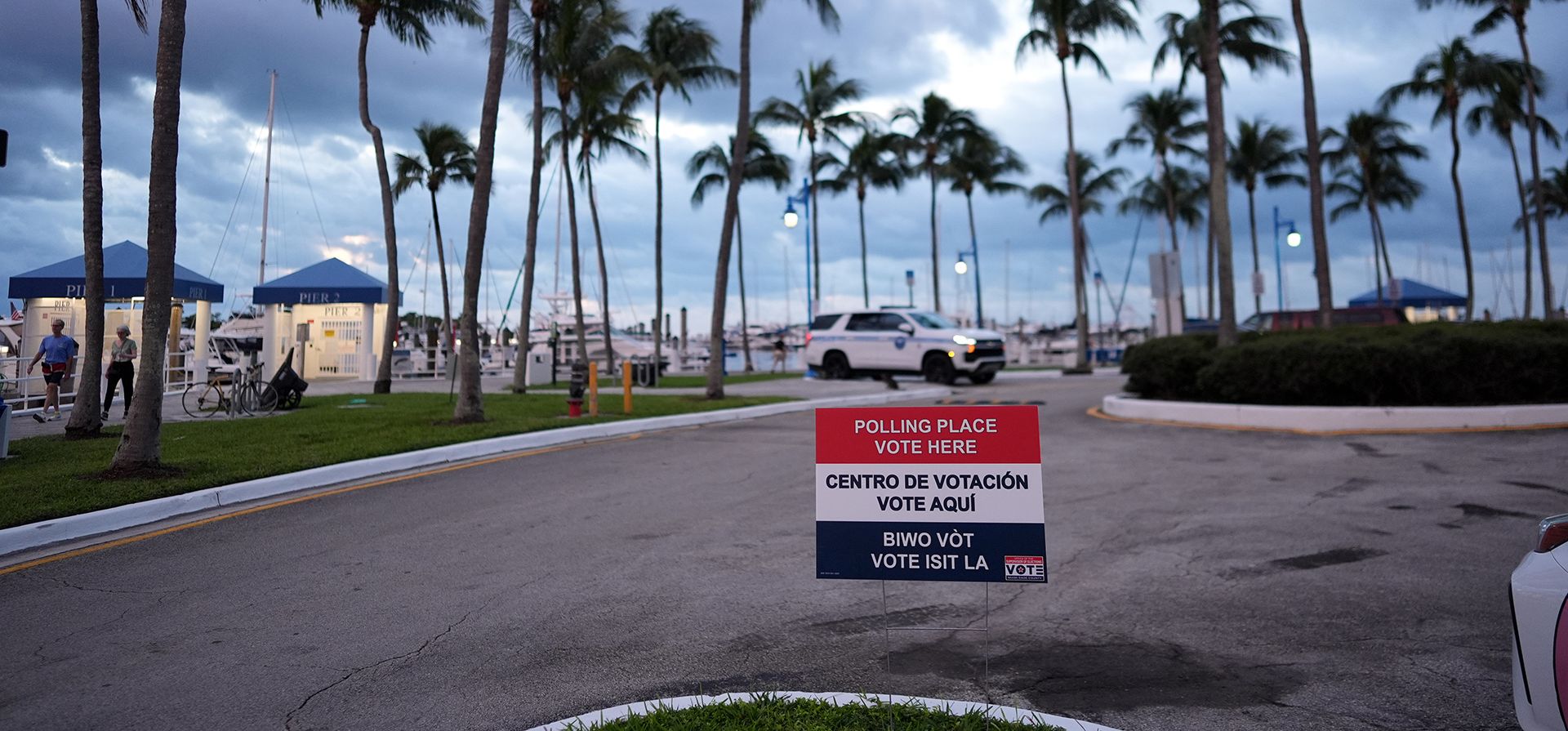 Señales indican un centro de votación en el Ayuntamiento de Miami, el día de las elecciones, martes 4 de noviembre de 2025, en Miami. (Foto AP/Rebecca Blackwell) Señales indican un centro de votación en el Ayuntamiento de Miami, el día de las elecciones, martes 4 de noviembre de 2025, en Miami. (Foto AP/Rebecca Blackwell)