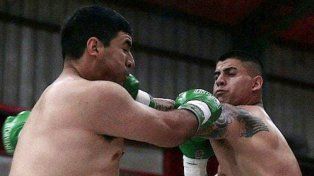 Chiquito Vergara (derecha) de Colón le ganó por la vía rápida en el segundo asalto al santiagueño Ibarra en el Roque Otrino.