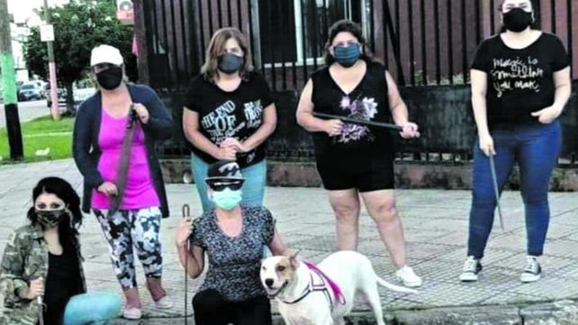 Las vecinas también patrullan las calles armadas. incluso caminan acompañadas por perros.