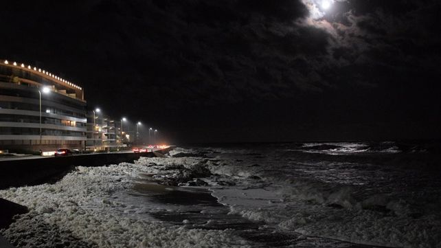 Una oleada de espuma sorprendió a la costa de Punta del Este