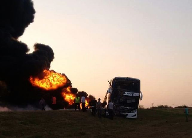Dos muertos tras choque entre un camión cisterna y un colectivo en la ruta 34, en cercanías de Arrufó