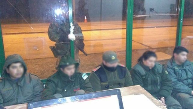 adentro. Los cinco gendarmes fueron detenidos en Las Lajitas