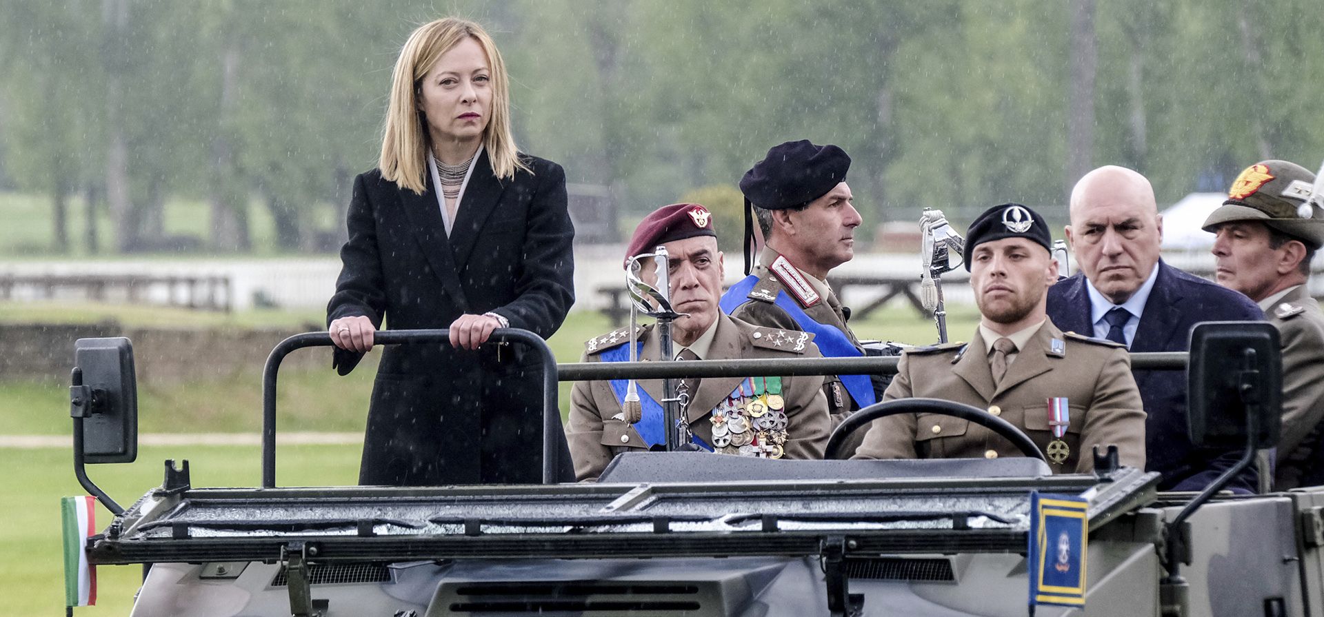 La primera ministra italiana, Giorgia Meloni, en un jeep militar, flanqueada por el jefe del Estado Mayor del ejército italiano, Carmine Masiello, y el ministro de Defensa, Guido Crosetto, con motivo de las celebraciones por los 163 años del ejército italiano, en Roma, viernes 3 de mayo de 2024. (Mauro Scrobogna/LaPresse vía AP) La primera ministra italiana, Giorgia Meloni, en un jeep militar, flanqueada por el jefe del Estado Mayor del ejército italiano, Carmine Masiello, y el ministro de Defensa, Guido Crosetto, con motivo de las celebraciones por los 163 años del ejército italiano, en Roma, viernes 3 de mayo de 2024. (Mauro Scrobogna/LaPresse vía AP)