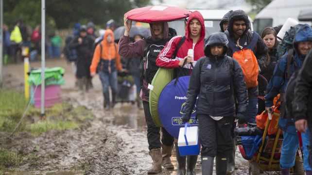 Glastonbury, el mítico festival británico se celebra bajo la lluvia y el barro