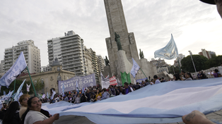 El Monumento, epicentro del reclamo contra las políticas del gobierno de Milei.