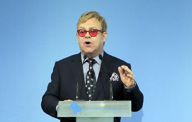 El Kremlin negó un diálogo entre Elton John y Putin por derechos de gays