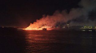 Incendio sobre el embalsado a la altura de los pilotes de La Laguna Setúbal.&nbsp;