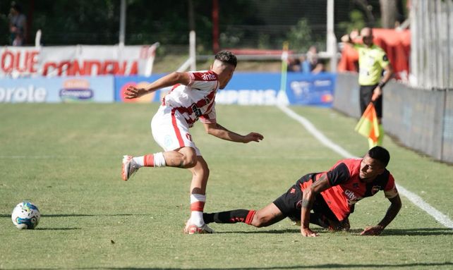 Vangioni va al piso. El experimentado defensor hoy fue de zaguero central.&nbsp;