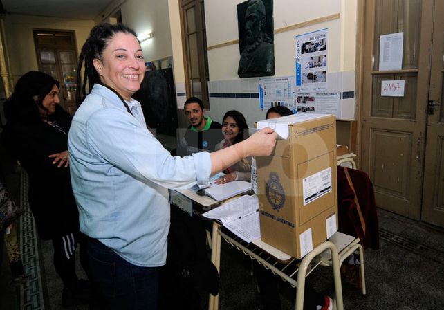Stella Córdoba / Locutora LT9 Radio Brigadier López: “Poder participar del mayor acto de responsabilidad de los ciudadanos me llena de emoción. Nací a principios de los 0
