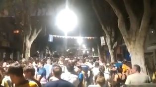 Una multitud de hinchas en uno de los ingresos al Gigante de Arroyito. (Imagen de video)