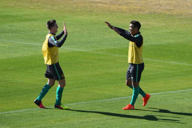 Teo Gutiérrez se saluda con un compañero