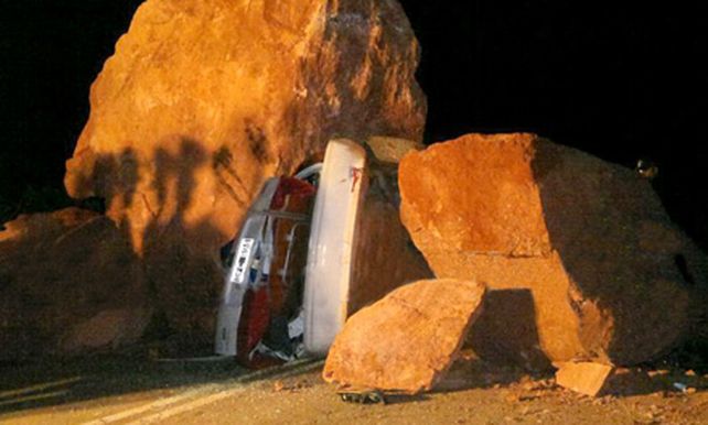 Una roca aplast&oacute; un auto y mat&oacute; a cuatro integrantes de una familia