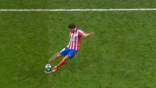 El momento en que Julián Álvarez saca el disparo con destino de red