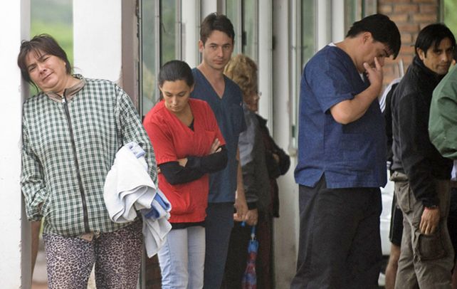 Numerosas personas fueron a pedir informaciones sobre sus familiares en los centros oficiales.