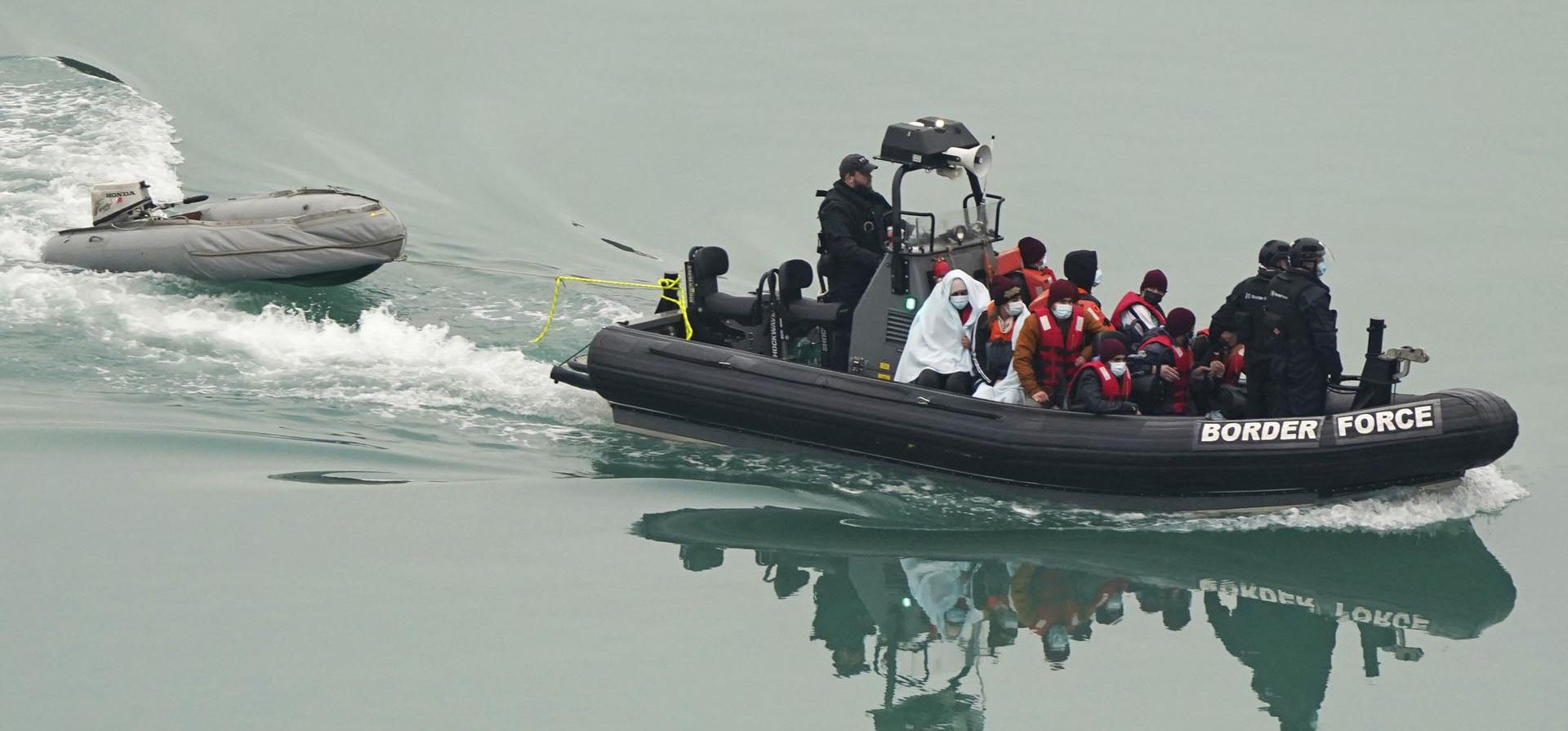 Un grupo de migrantes son transportadas por oficiales de la Fuerza Fronteriza luego de un incidente en un bote pequeño en el Canal de la Mancha, en Dover, Kent, Inglaterra, el miércoles 16 de diciembre de 2021. Foto: AP