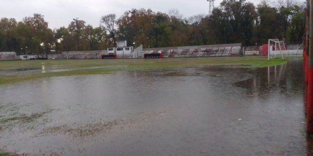 La cancha de Mercedes se transformó en una pileta y se suspendió el partido de Central Córdoba.