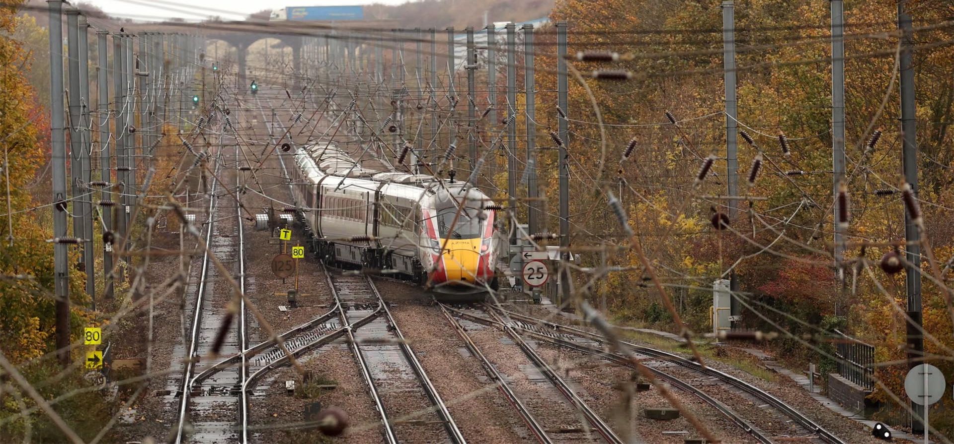 El tren LNER Azuma en el que tuvo lugar un apuñalamiento masivo el sábado por la noche se aleja de la estación de Huntingdon, Cambridgeshire, Reino Unido. Fotografía: Chris Radburn / AFP / Getty Images El tren LNER Azuma en el que tuvo lugar un apuñalamiento masivo el sábado por la noche se aleja de la estación de Huntingdon, Cambridgeshire, Reino Unido. Fotografía: Chris Radburn / AFP / Getty Images