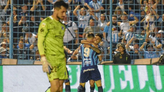 Los jugadores de Atlético Tucumán festejan uno de los goles ante Platense.