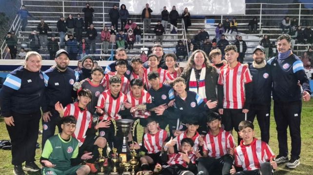 Otra vez campeón: La delegación de la Asociación Rosarina de Fútbol celebró la obtención del la Copa de Oro en Alcorta. En el 2025 se alzó con el título en Bigand