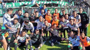 Los jugadores de San Martín de San Juan celebran el triunfo ante el Tiburón.