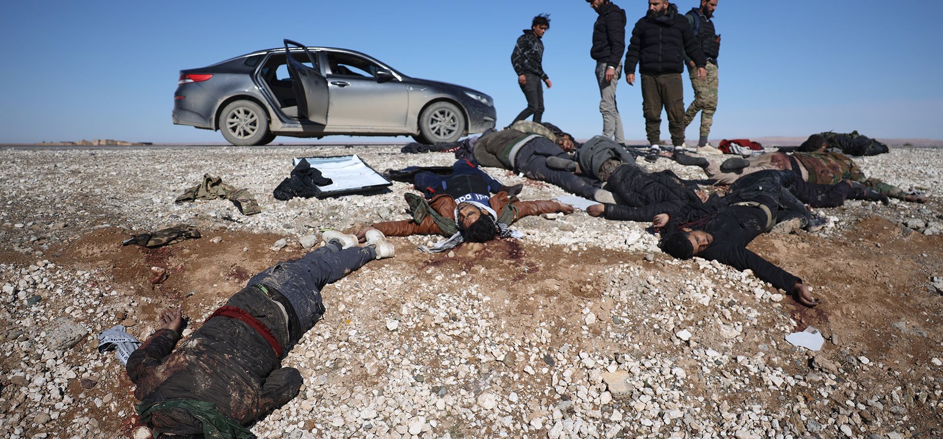 Combatientes de milicias tribales aliadas al gobierno sirio observan los cuerpos de combatientes de las Fuerzas Democráticas Sirias (FDS) abatidos, tendidos al costado de la carretera entre Raqqa (controlada por el gobierno) y Hassakeh (controlada por las FDS), en el noreste de Siria, el martes 20 de enero de 2026. (Foto AP/Omar Albam) Combatientes de milicias tribales aliadas al gobierno sirio observan los cuerpos de combatientes de las Fuerzas Democráticas Sirias (FDS) abatidos, tendidos al costado de la carretera entre Raqqa (controlada por el gobierno) y Hassakeh (controlada por las FDS), en el noreste de Siria, el martes 20 de enero de 2026. (Foto AP/Omar Albam)