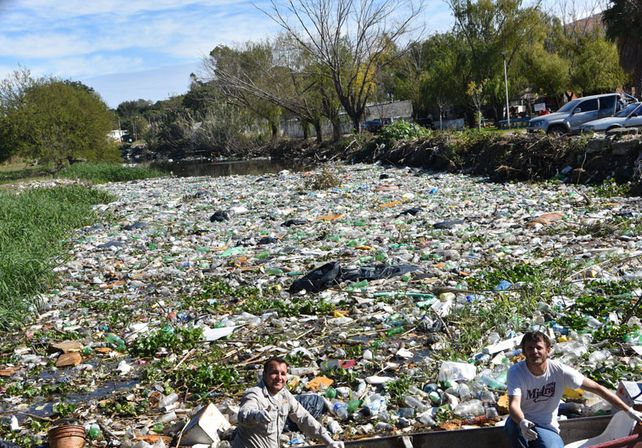 Postal desoladora. Desde el puente de ingreso al Club de Pescadores se ve de todo: botellas