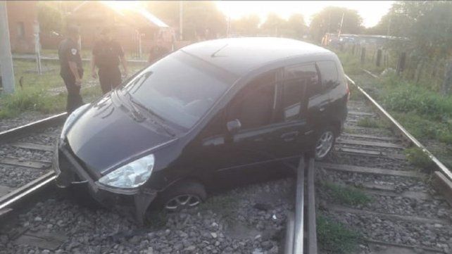 El auto que robó el sospechoso quedó incrustado en las vías del tren