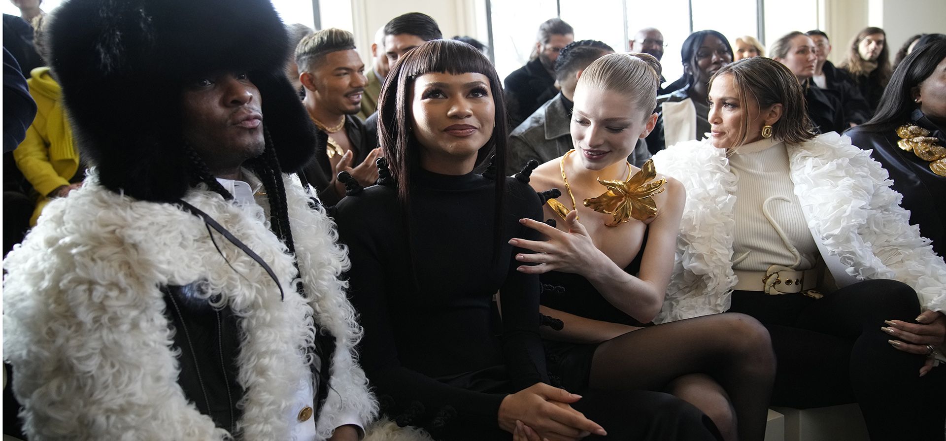 Jennifer López, de derecha a izquierda, Hunter Schafer y Zendaya asisten a la colección de Alta Costura Primavera-Verano 2024 de Schiaparelli presentada en París el lunes 22 de enero de 2024. (Foto AP/Christophe Ena) Jennifer López, de derecha a izquierda, Hunter Schafer y Zendaya asisten a la colección de Alta Costura Primavera-Verano 2024 de Schiaparelli presentada en París el lunes 22 de enero de 2024. (Foto AP/Christophe Ena)