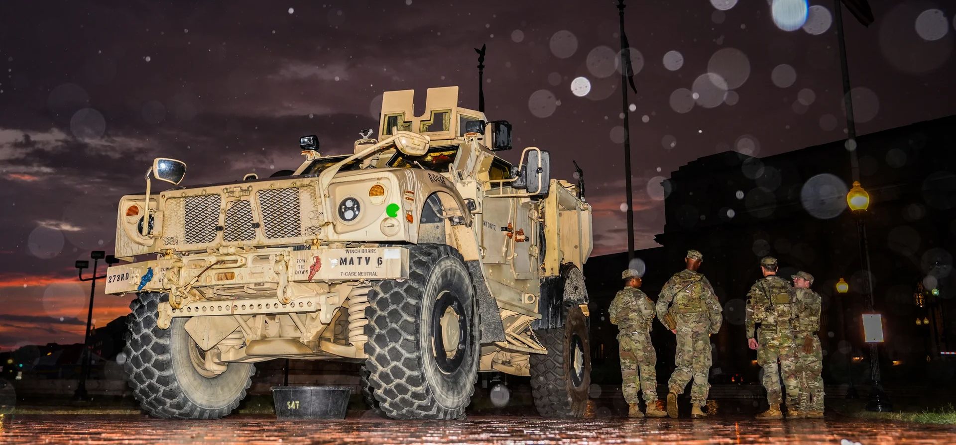Miembros de la guardia nacional del Distrito de Columbia junto a su M-ATV, un vehículo resistente a las minas, fuera de Union Station, Washington DC, EE. UU.. Fotografía: Julia Demaree Nikhinson/AP Miembros de la guardia nacional del Distrito de Columbia junto a su M-ATV, un vehículo resistente a las minas, fuera de Union Station, Washington DC, EE. UU.. Fotografía: Julia Demaree Nikhinson/AP