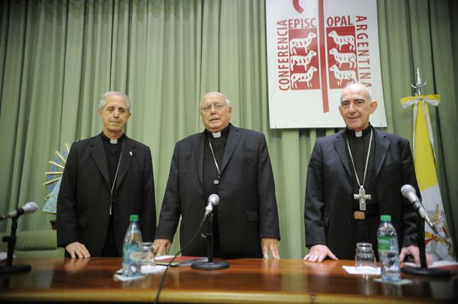 Monseñor Oscar Ojea (centro)