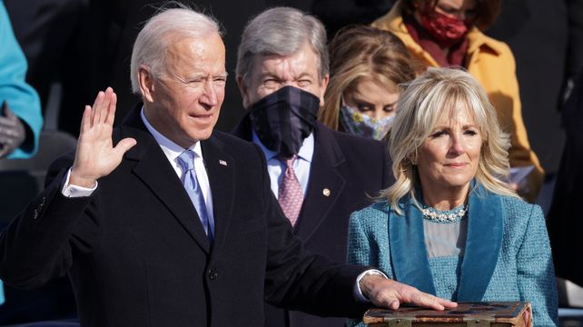 EEUU: Joe Biden juró hoy como el flamante presidente de Estados Unidos ante el titular de la Corte Suprema del país