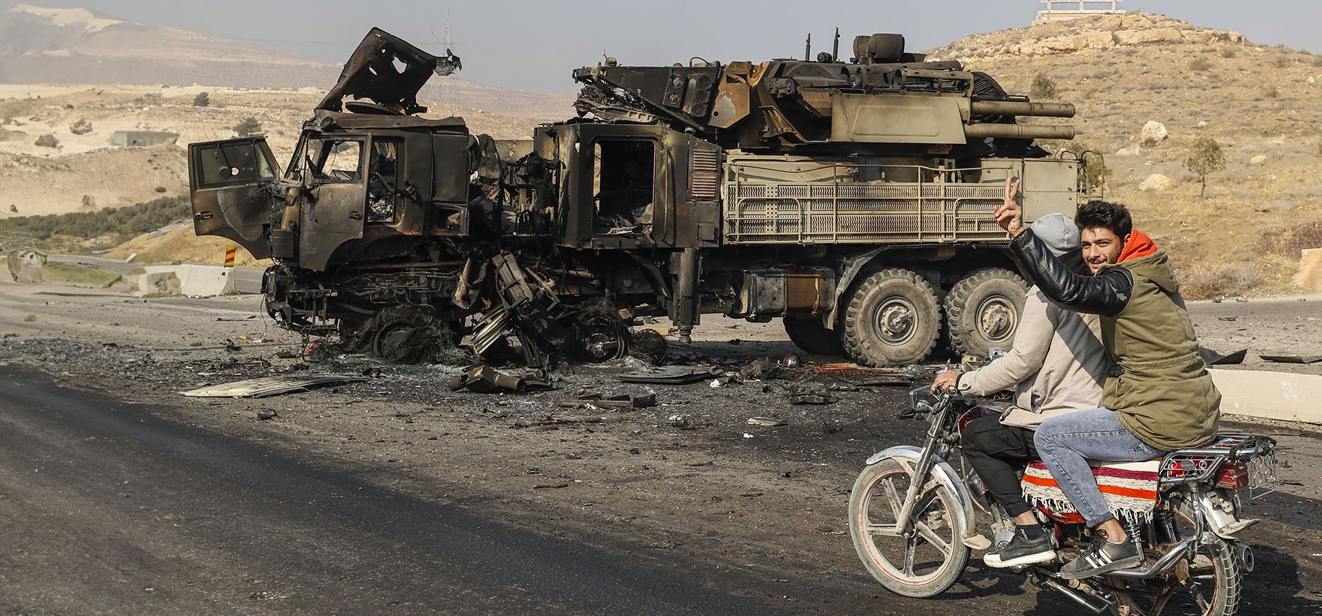 Un hombre sirio hace el signo de la victoria mientras pasa junto a un vehículo militar quemado que fue alcanzado por un ataque israelí, en Damasco, Siria, el lunes 9 de diciembre de 2024. (Foto AP/Omar Sanadiki) Un hombre sirio hace el signo de la victoria mientras pasa junto a un vehículo militar quemado que fue alcanzado por un ataque israelí, en Damasco, Siria, el lunes 9 de diciembre de 2024. (Foto AP/Omar Sanadiki)