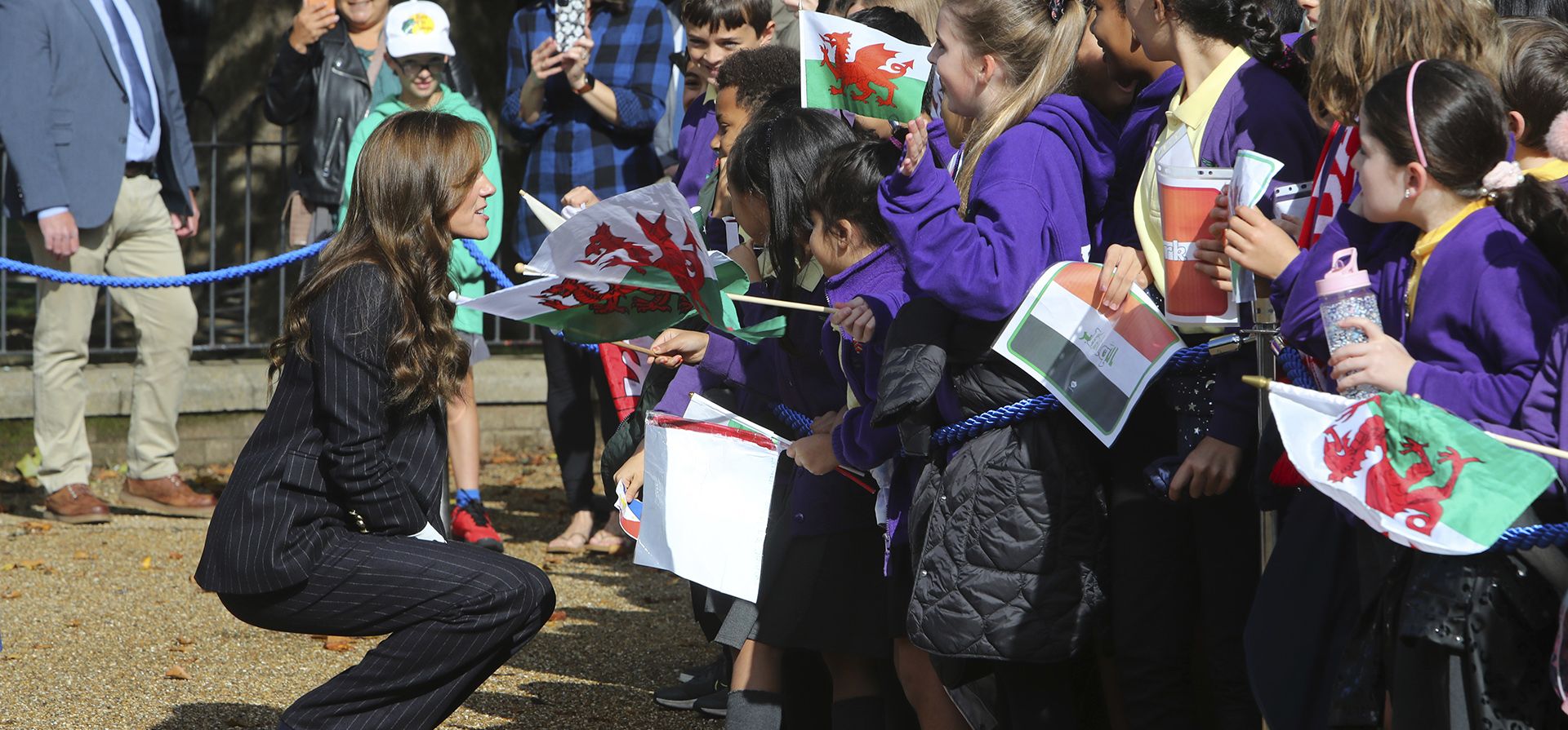 Kate, la princesa de Gales de Gran Bretaña, se reúne con escolares antes de una visita al Grange Pavilion en Cardiff, Gales del Sur, el martes 3 de octubre de 2023, donde se reunieron con miembros de Windrush Cymru Elders, Black History Cymru 365 y Foro de jóvenes de minorías étnicas de Gales, para conocer la contribución que la generación Windrush hizo a la comunidad galesa. (Geoff Caddick/Pool vía AP) Kate, la princesa de Gales de Gran Bretaña, se reúne con escolares antes de una visita al Grange Pavilion en Cardiff, Gales del Sur, el martes 3 de octubre de 2023, donde se reunieron con miembros de Windrush Cymru Elders, Black History Cymru 365 y Foro de jóvenes de minorías étnicas de Gales, para conocer la contribución que la generación Windrush hizo a la comunidad galesa. (Geoff Caddick/Pool vía AP)