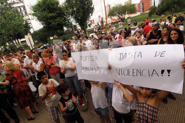 Más de 500 personas se unieron en un abrazo simbólico por Serena