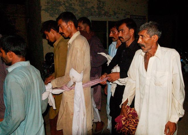 La Policía de Pakistán junto a miembros del consejo de sabios.