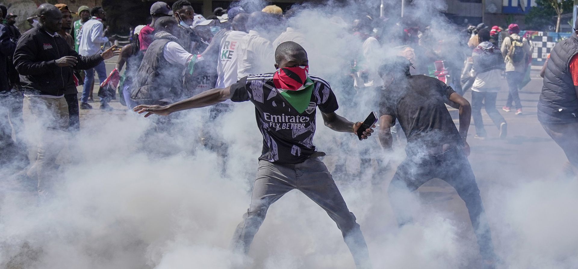 Manifestantes se dispersan mientras la policía les dispara gas lacrimógeno durante una manifestación en el primer aniversario de las mortíferas manifestaciones contra los impuestos en el centro de Nairobi, Kenia, el miércoles 25 de junio de 2025. (Foto AP/Brian Inganga) Manifestantes se dispersan mientras la policía les dispara gas lacrimógeno durante una manifestación en el primer aniversario de las mortíferas manifestaciones contra los impuestos en el centro de Nairobi, Kenia, el miércoles 25 de junio de 2025. (Foto AP/Brian Inganga)