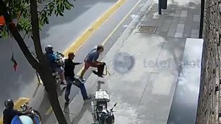 Un turista se defendió de dos motochorros que querían robarle la bici y la cámara